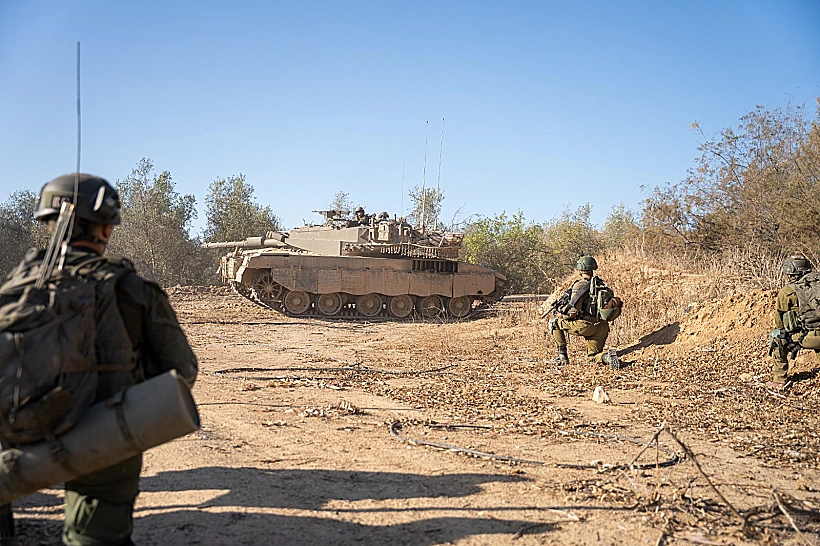 טנק ולוחמים בפעילות צה"ל בעזה