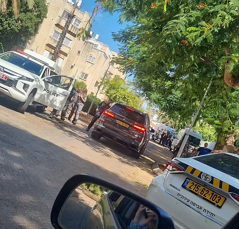 כוחות ההצלה בזירת אירוע הדקירה בחדרה