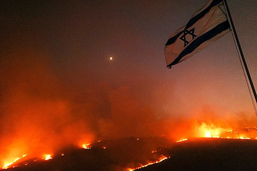 שריפה משתוללת מצפון לכנרת בעקבות שיגורים מלבנון