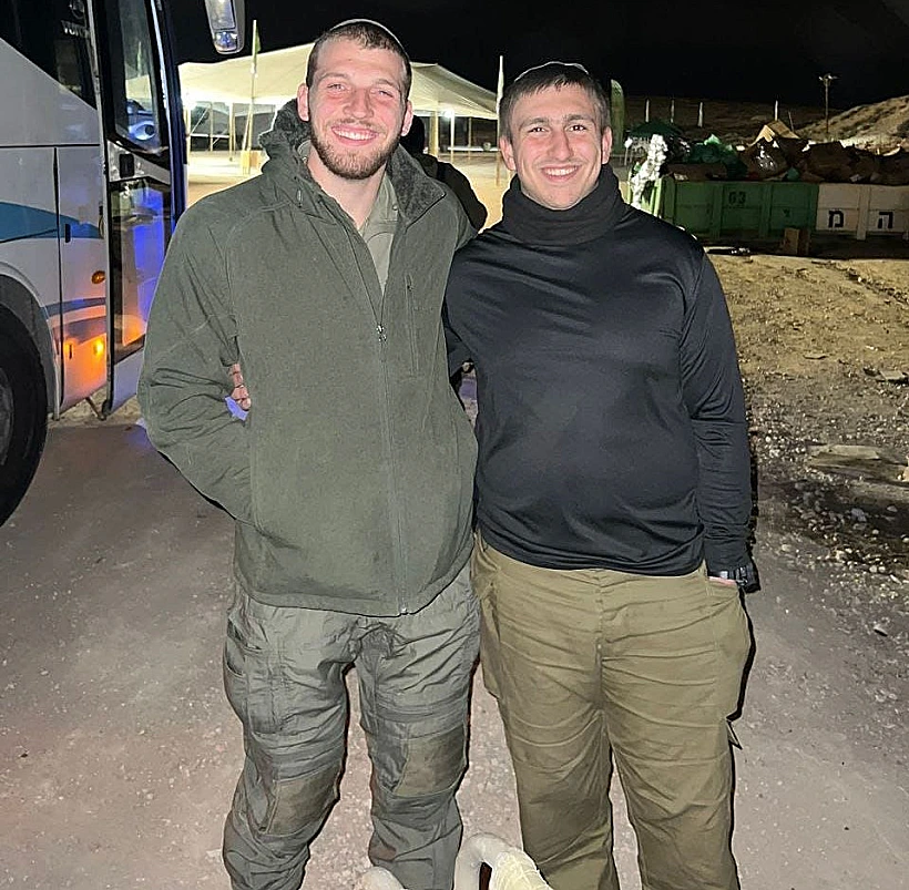 מימין: סמ"ר אלקנה נבון וסמ"ר איתי פוגל, בני הדודים שנפלו בהפרש של שבועות