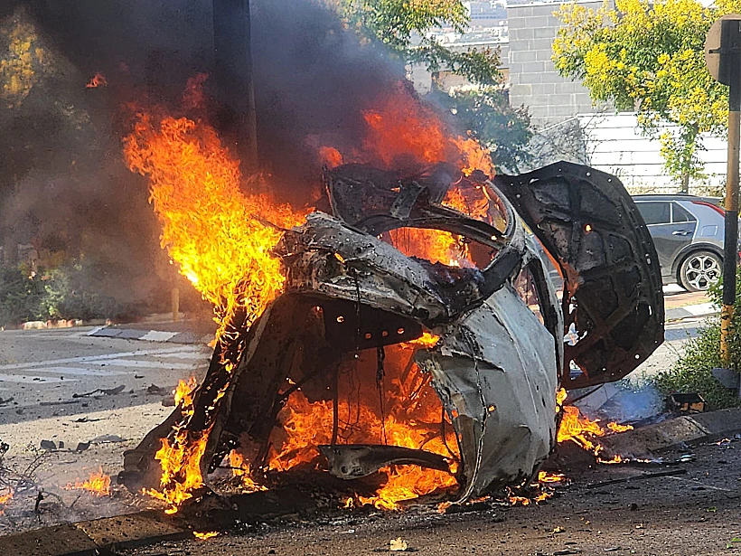 רכב עולה באש בעקבות נפילה בכרמיאל