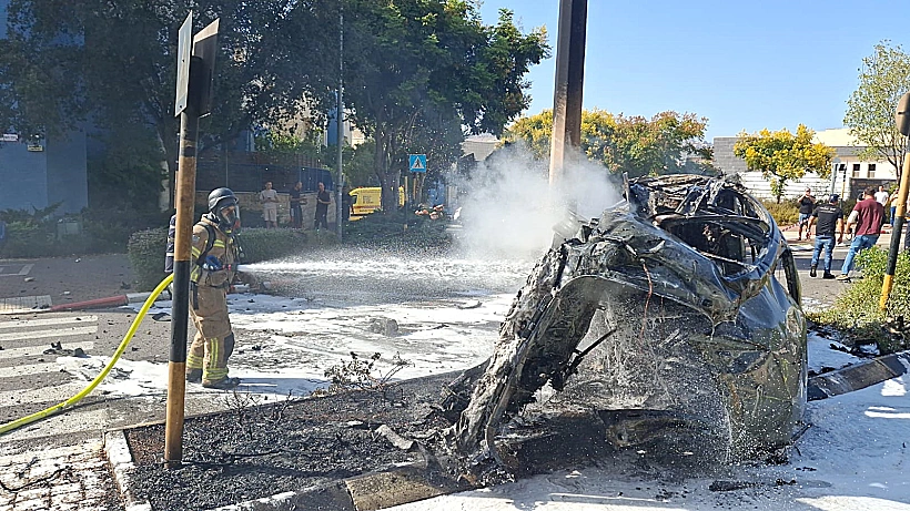 רכב עולה באש בעקבות נפילה בכרמיאל