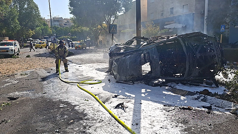 רכב עולה באש בעקבות נפילה בכרמיאל