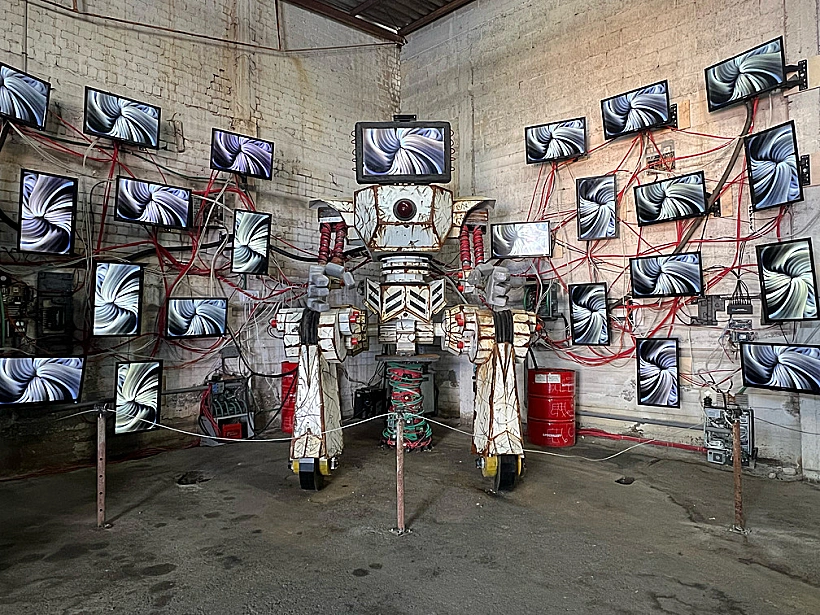 תערוכת WORK OFF ART - עבודה של ליאור שמשון ויובל כהן