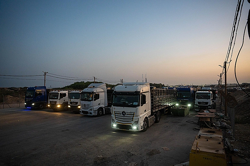 משאיות סיוע הומינטרי במעבר "ארז"