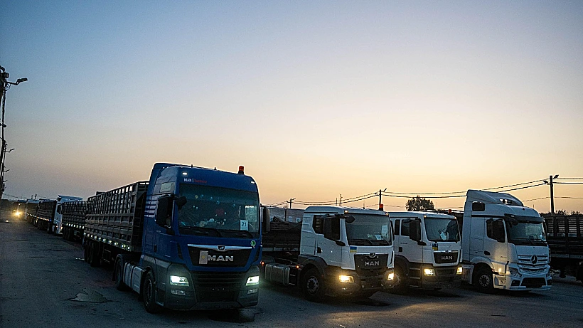 משאיות סיוע הומינטרי במעבר "ארז"