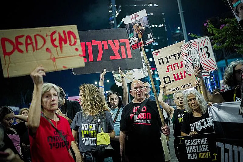 משפחות חטופים ותומכים מפגינים להשבת החטופים בתל אביב