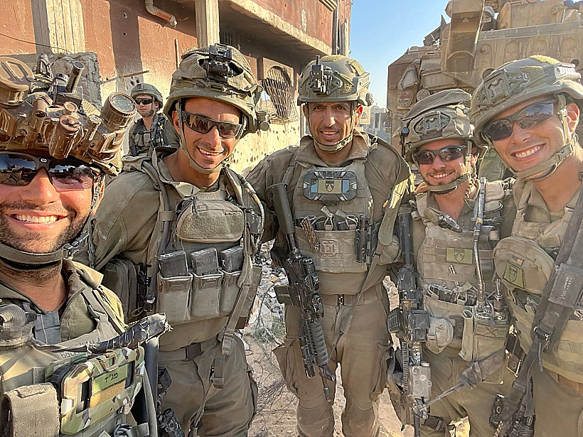 אלוף-משנה אחסאן דקסה, מפקד חטיבת השריון 401 עם חיילים בחזית