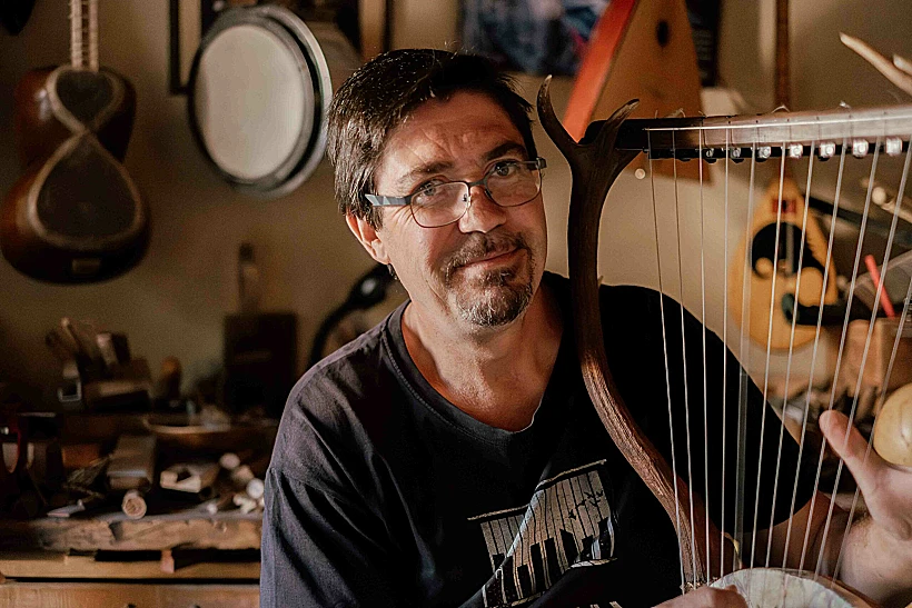 אלברטו מנגס, אמן ייחודי המקדיש את חייו ליצירת כלי נגינה