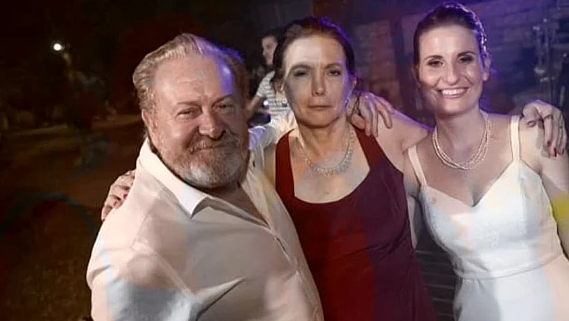 שירי ביבס עם הוריה יוסי ומרגית שנרצחו בניר עוז