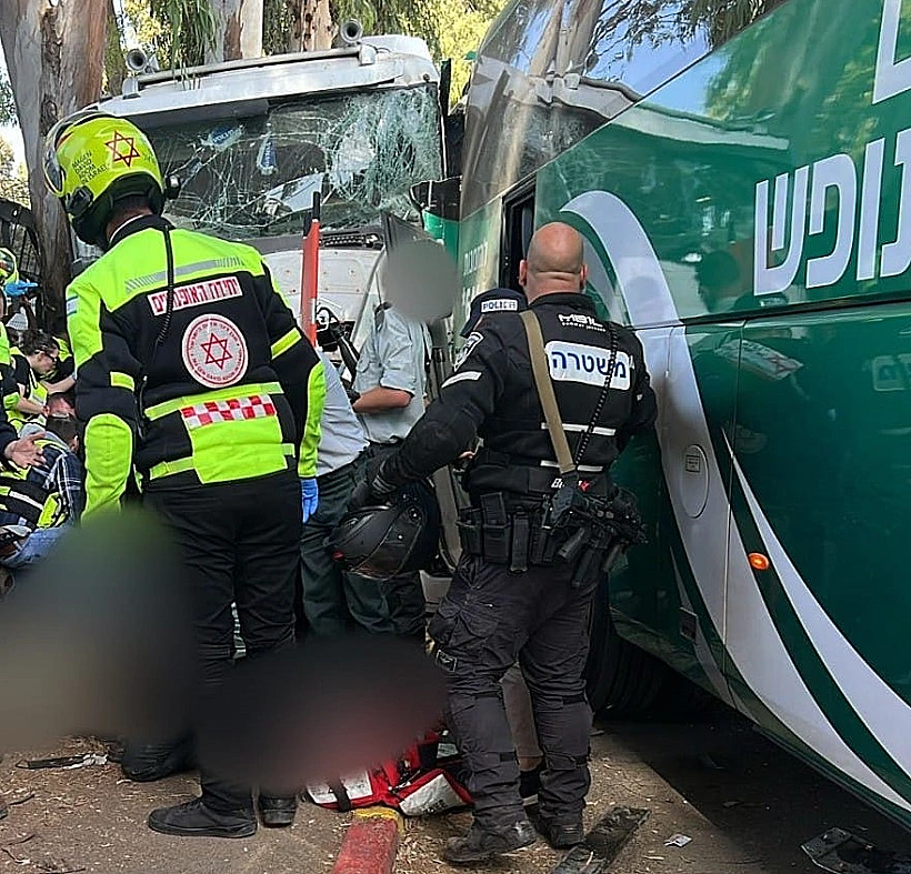 פצועים רבים מפגיעת משאית בתחנת אוטובוס ליד גלילות