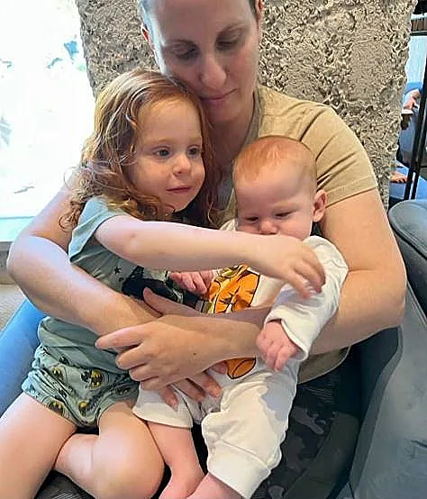 שירי, אריאל וכפיר ביבס