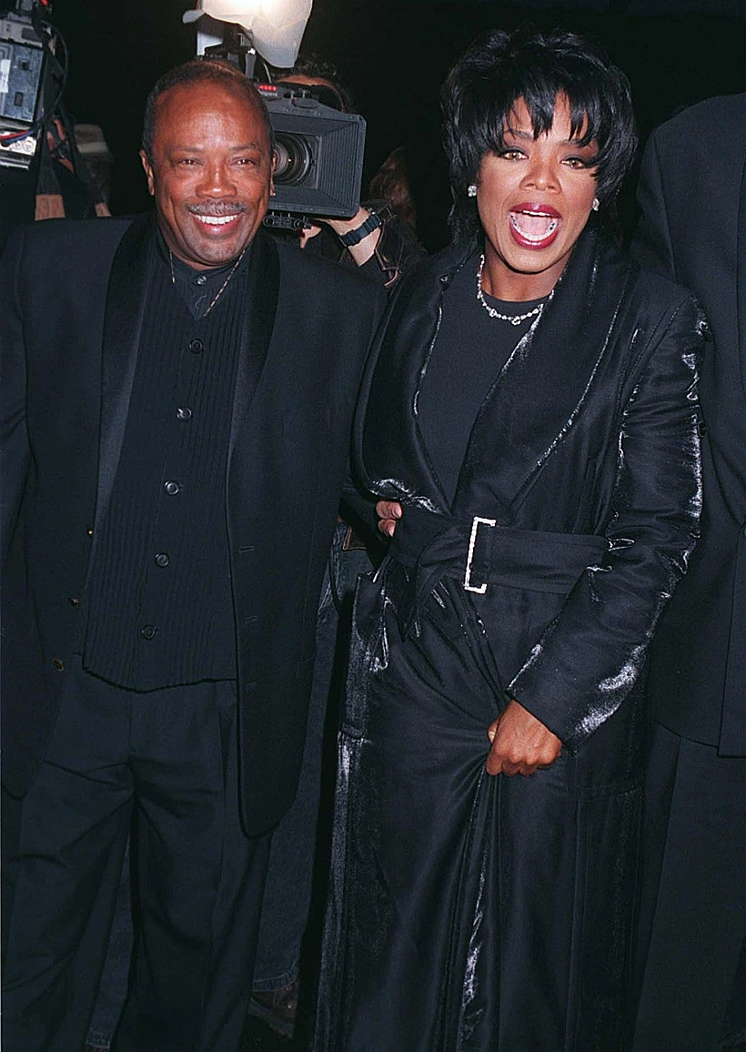 המוזיקאי ומפיק העל האמריקני קווינסי ג'ונס לצידה של מנחת הטלוויזיה אופרה ווינפרי