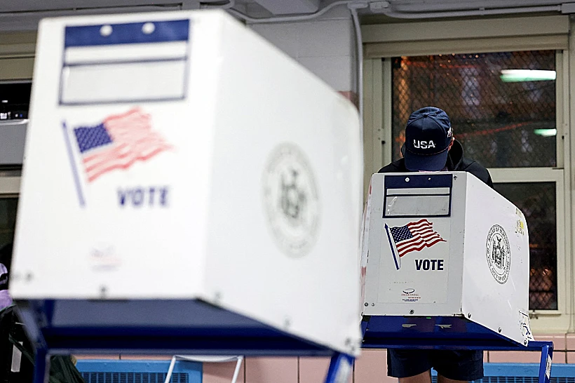 אמריקני מצביע בבחירות לנשיאות בקלפי בניו יורק, הבוקר