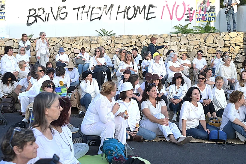 מאות נשים מפגינות להשבת החטופים מול משרד רה"מ בירושלים