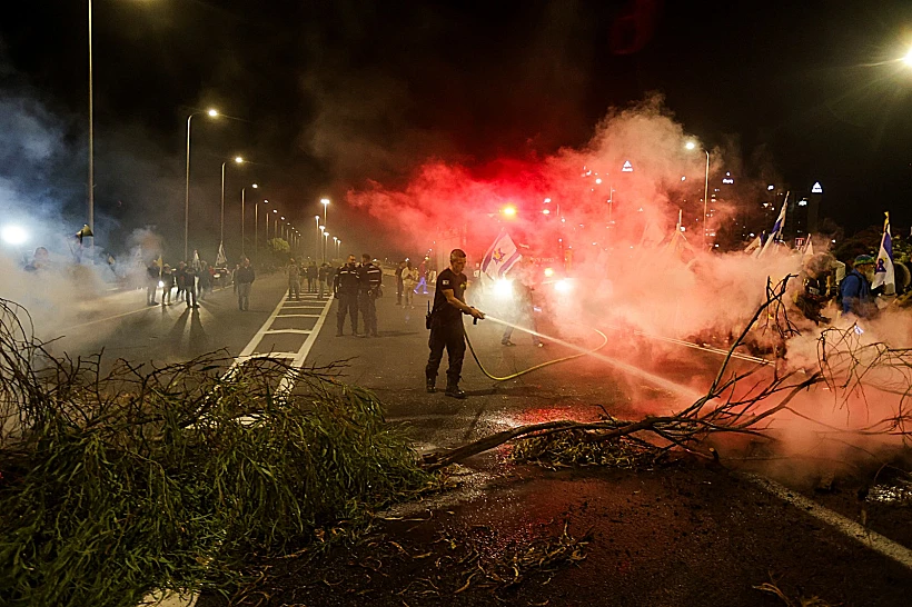 מפגינים מציתים מדורות באיילון