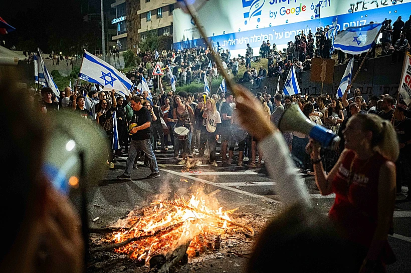 מפגינים מציתים מדורות באיילון