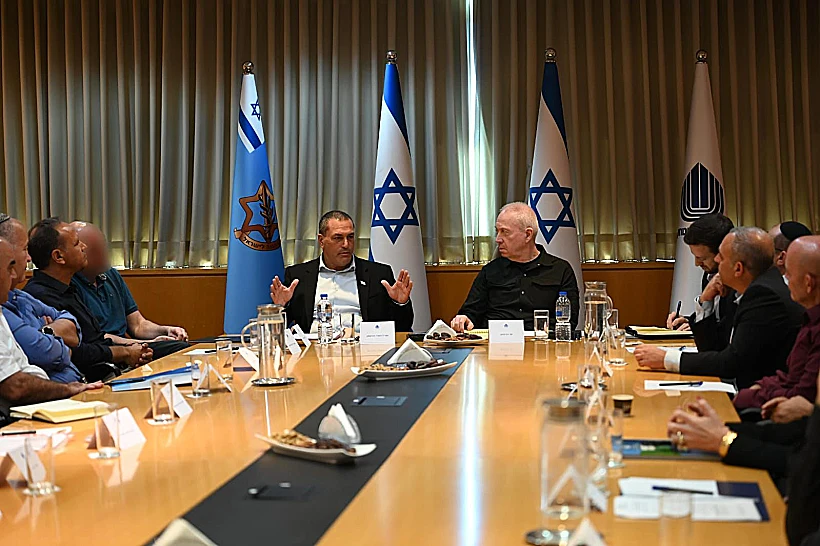 שר הביטחון יואב גלנט עם הנהלת משרד הביטחון