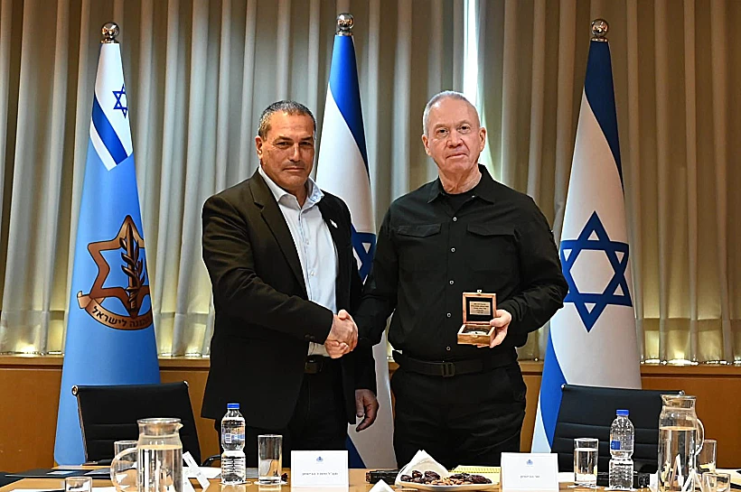 שר הביטחון יואב גלנט ומנכ"ל משרד הביטחון, אלוף (מיל') אייל זמיר