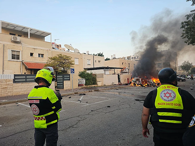 רכבים עולים באש בקריית ים בעקבות המטח מלבנון