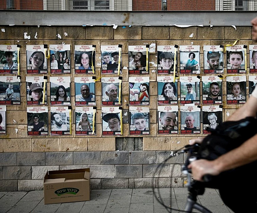 שלט עם תמונות חטופים בתל אביב