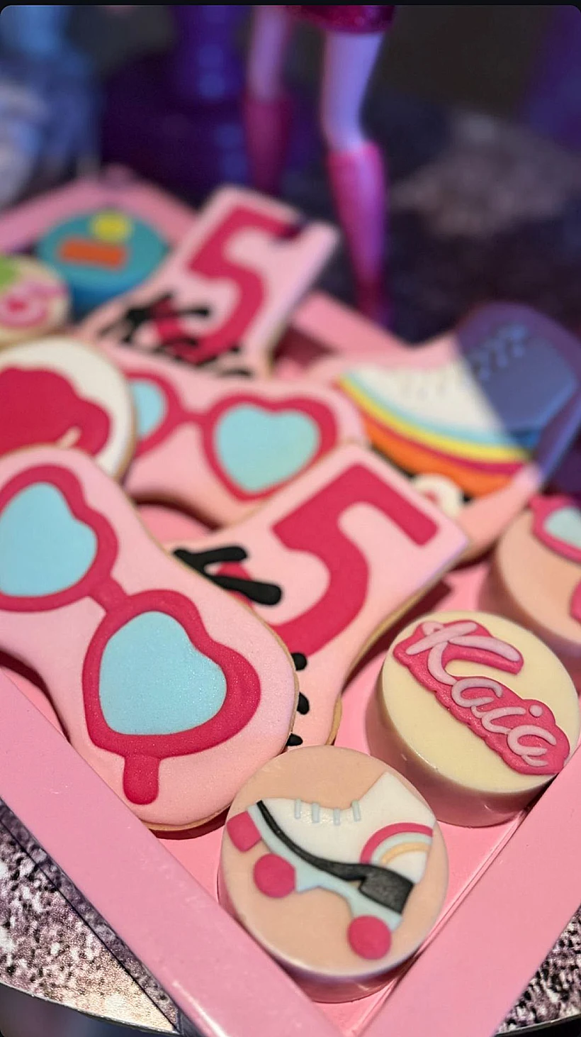 עוגות ממותגות מהסטורי של קורל