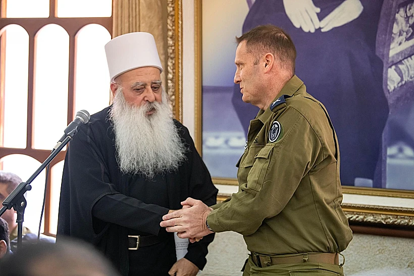 מפקד חיל האוויר תומר בר וראש העדה הדרוזית מוואפק טריף