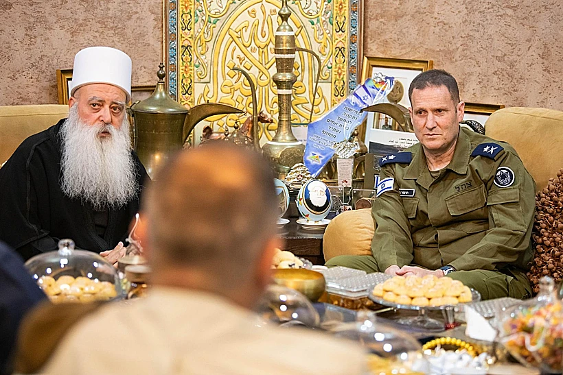 מפקד חיל האוויר תומר בר וראש העדה הדרוזית מוואפק טריף