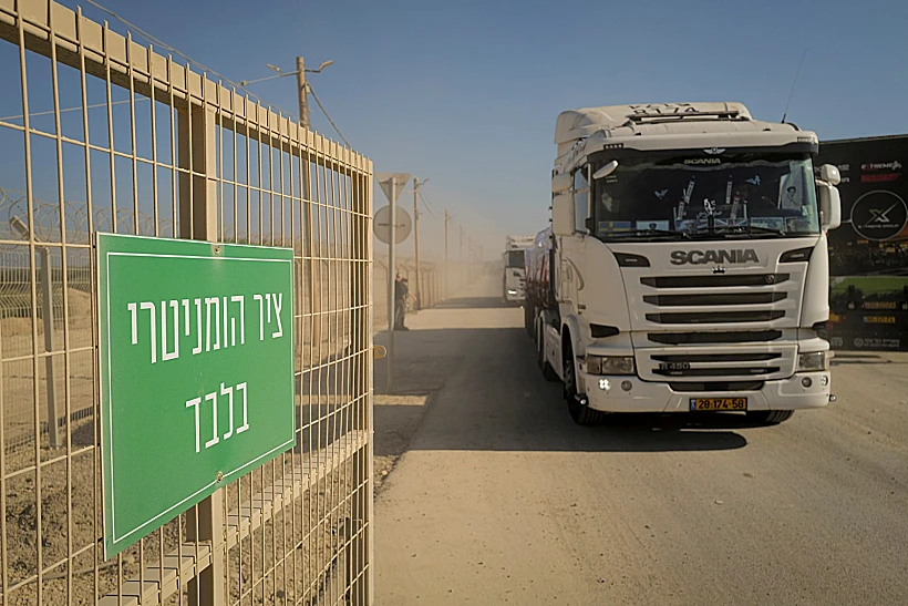 משאית סיוע נכנסת לציר ההומניטרי במעבר ארז