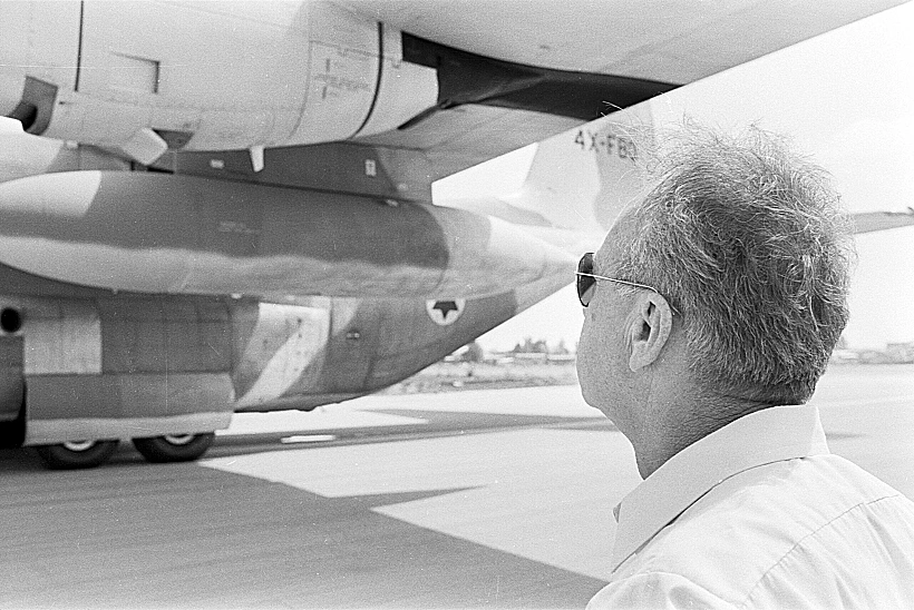 ראש הממשלה יצחק רבין מקבל את פני המטוסים החוזרים ממבצע אנטבה