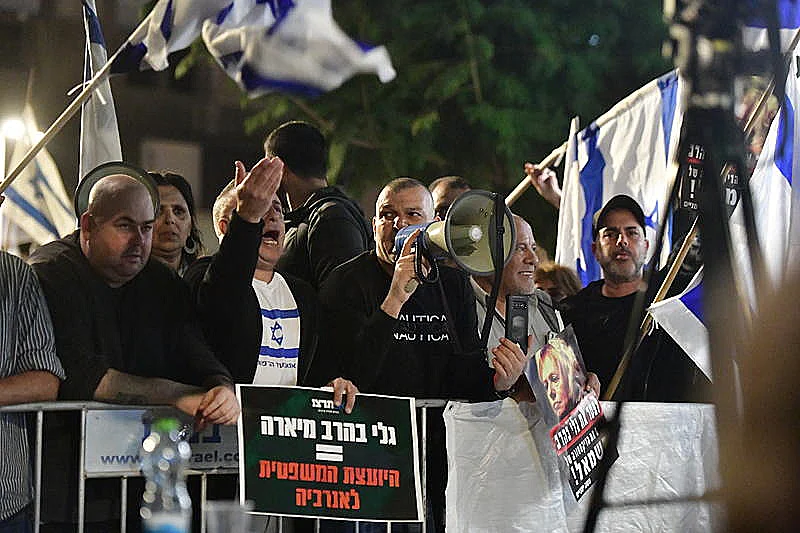 מפגינים נגד היועמ"שית בתל אביב