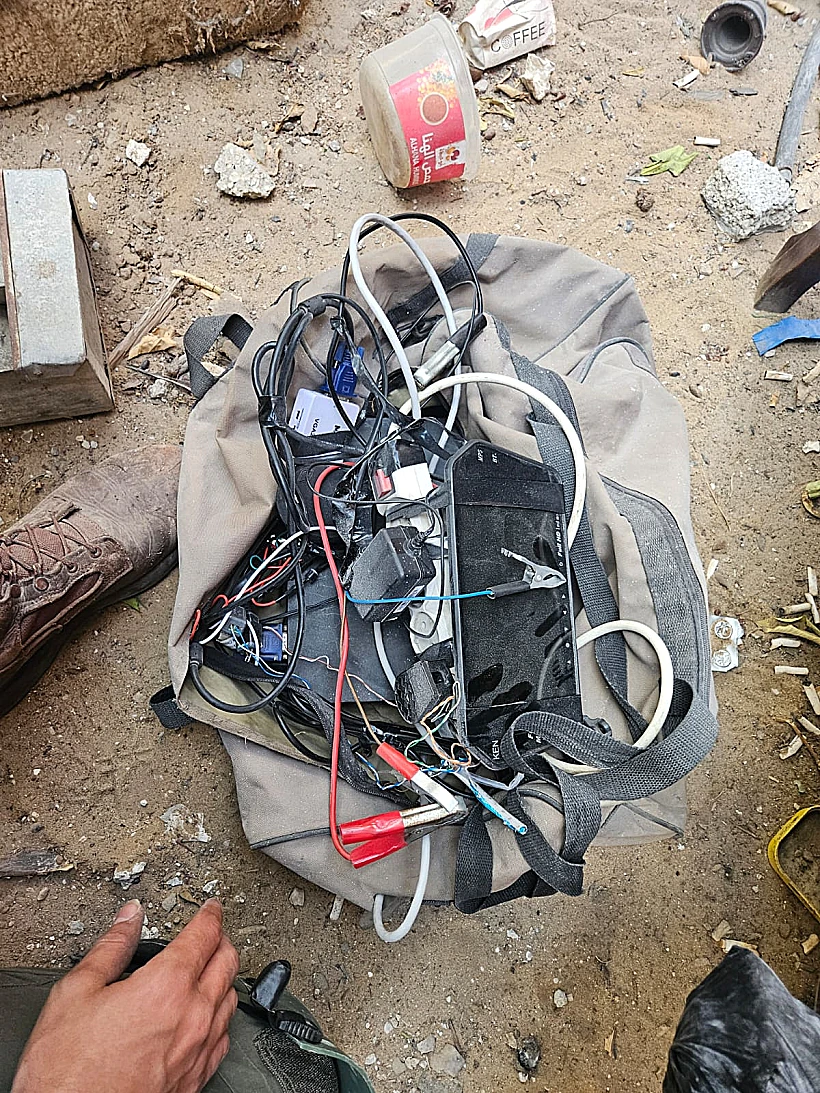 תיק עם מטענים שאותר סמוך לגופת מחבל