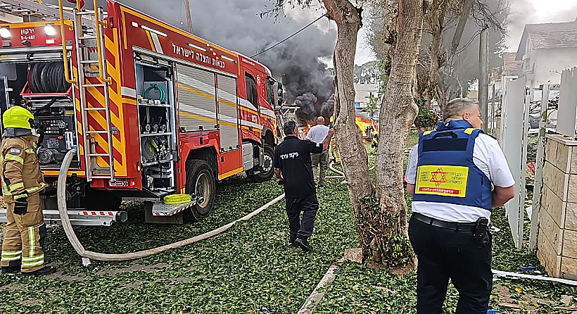 צוותי הצלה בזירת השריפה בפתח תקווה
