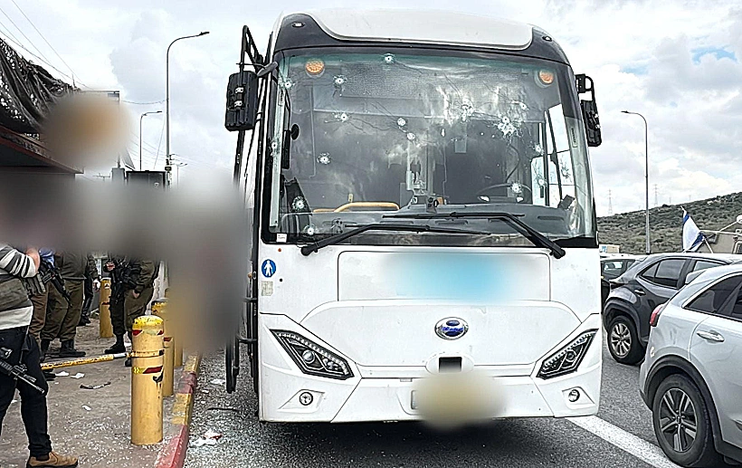 האוטובוס שנפגע בפיגוע הירי בשומרון