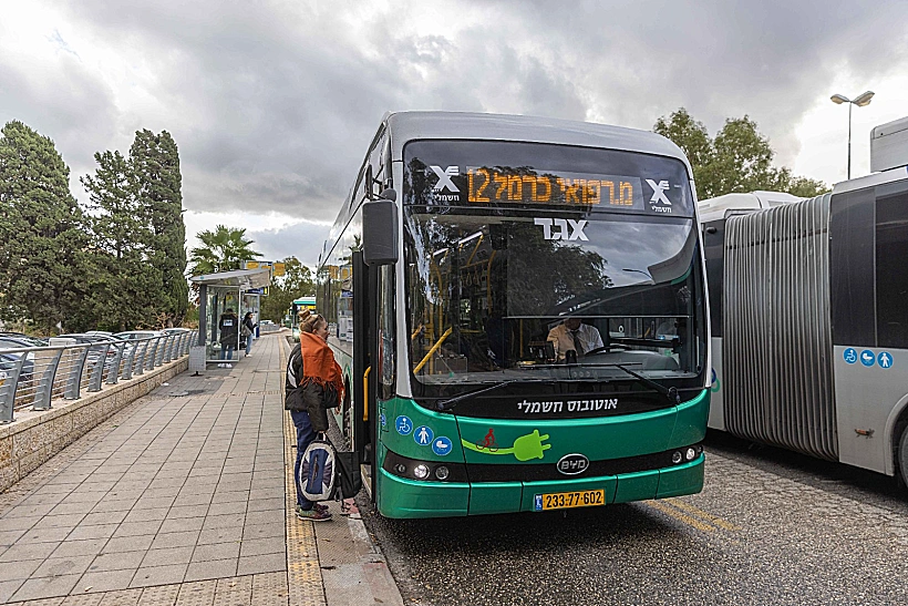 אוטובוס בשכונת בת גלים בחיפה