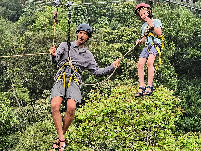 הודו עם ילדים - מונאר במדינת קרלה בהודו