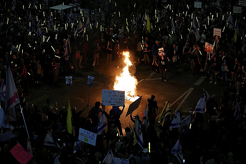 מדורה בגין מפגינים למען החטופים ונגד הממשלה בת"א