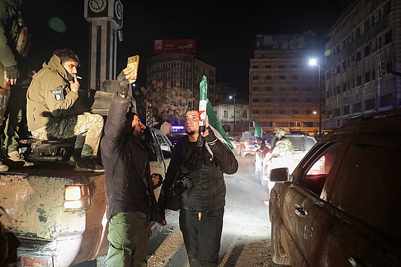 המורדים חוגגים את נפילת משטר אסד בחומס בסוריה