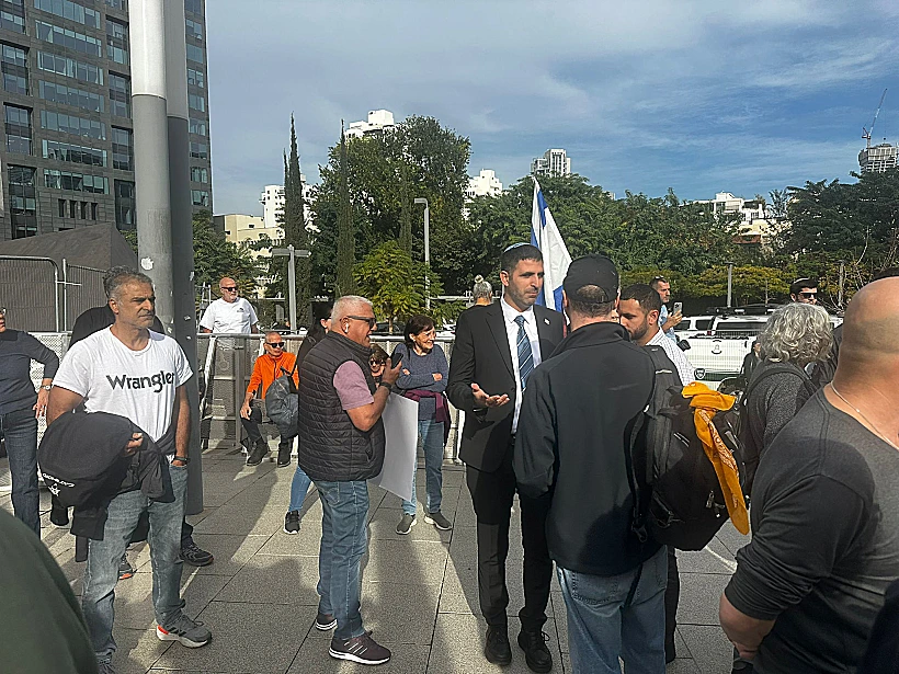 השר שלמה קרעי מחוץ לבית המשפט