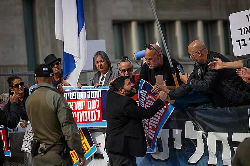 ח"כ אלמוג כהן מחוץ לבית המשפט