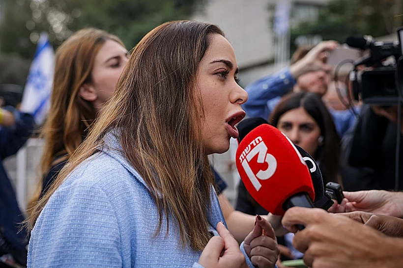 השרה מאי גולן מחוץ לבית המשפט