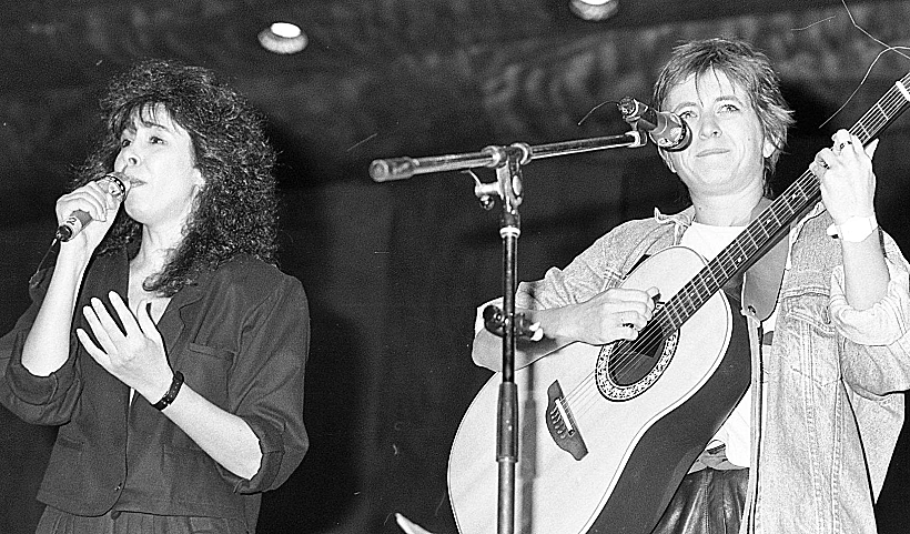 קורין אלאל עם גלי עטרי בהופעה בפני חיילים בירושלים, 1986