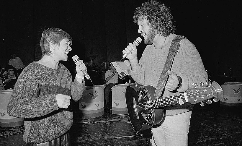 קורין אלאל עם אריק סיני בהופעה בפני חיילים בירושלים, 1986