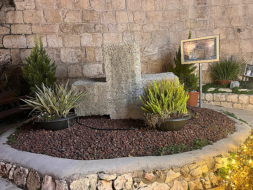 הפסל של האמן יגאל תומרקין במעיליא