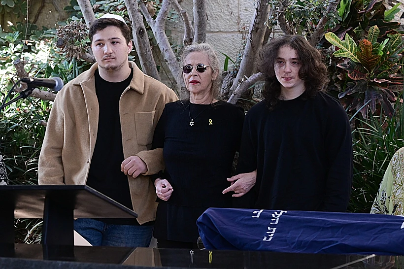 אלמנתה וילאלמנתה וילדיה של קורין אלאל בהלווייתהדיה של קורין אלאל