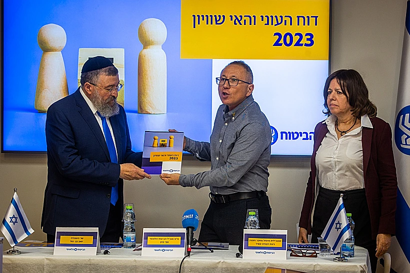 צביקה כהן, ממלא-מקום מנכ"ל הביטוח הלאומי, מגיש את הדו"ח לשר העבודה יואב בן צור