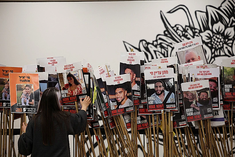 שלטים עם תמונות חטופים בתל אביב