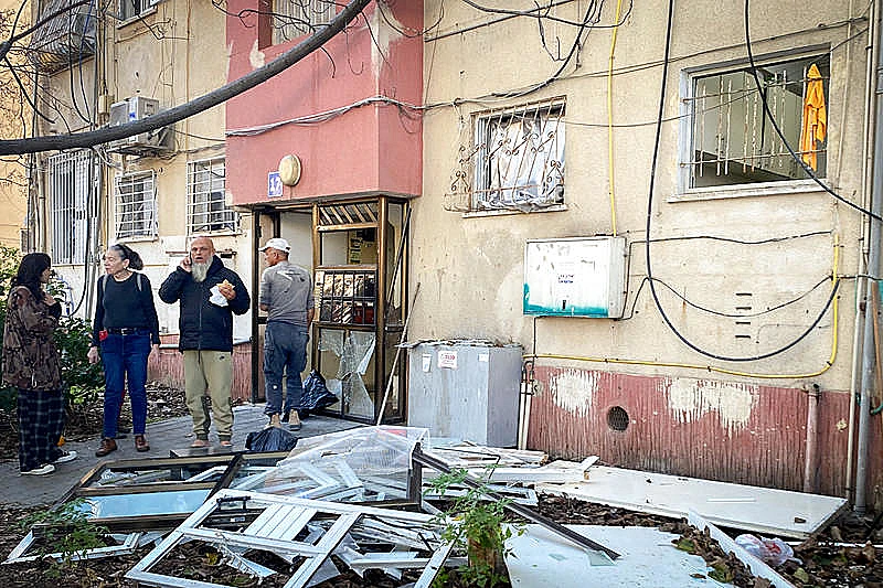 .זירת פגיעת הטיל מתימן ביפו
