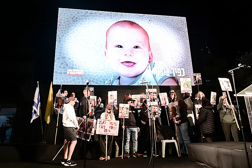 תמונתו של כפיר ביבס על המסך בהפגנה בכיכר החטופים בת"א