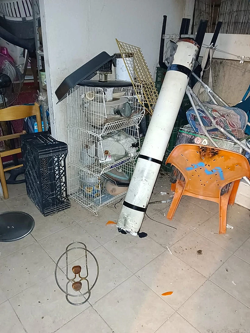 רסיס יירוט בחצר בית בבאר יעקב